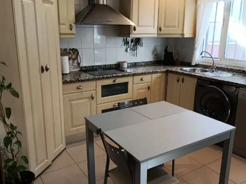 Casa adosada en venta en Calle Constantino Ponce de la Fuente, 41, Sevilla Capital Cocina de Casa adosada en venta en Sevilla Capital con Aire acondicionado y Terraza