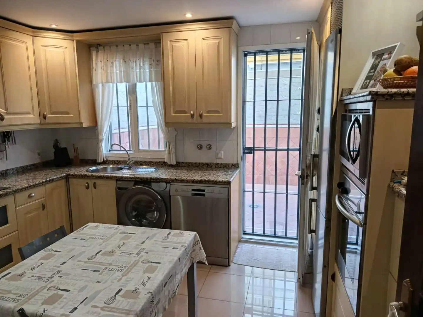 Casa adosada en venta en Calle Constantino Ponce de la Fuente, 41, Sevilla Capital Cocina de Casa adosada en venta en Sevilla Capital con Aire acondicionado y Terraza