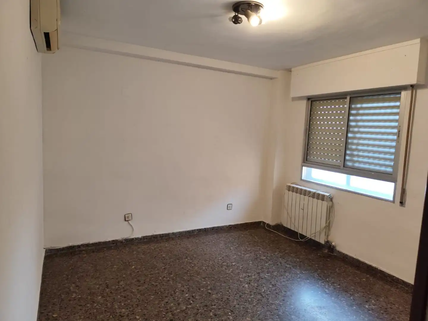 Flat for rent in Calle de Ámsterdam, 10, La Almozara Bedroom of Flat for rent in Zaragoza with Air Conditioner, Heating and Terrace