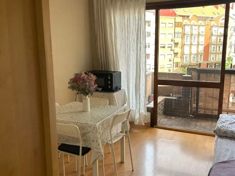 Estudi de lloguer a Calle de la Infanta Mercedes, 92, Madrid Capital Menjador de Estudi de lloguer en Madrid Capital amb Aire condicionat i Terrassa