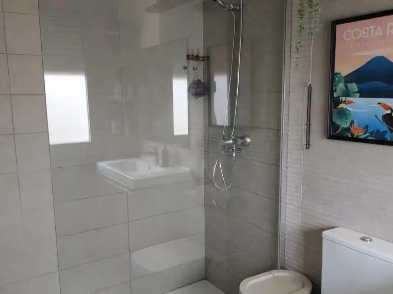 Casa adosada en venta en Calle Peña del Arcipreste, 5, Villalbilla pueblo Baño de Casa adosada en venta en Villalbilla con Aire acondicionado, Calefacción y Jardín privado