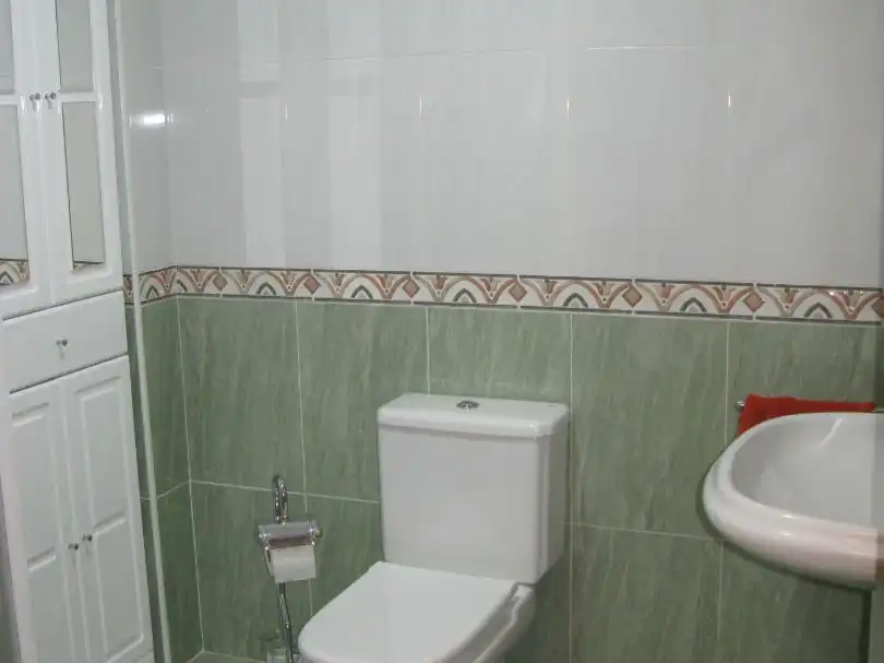 Bathroom of Flat for sale in Cacabelos  with Heating, Parquet flooring and Storage room