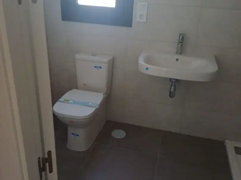 Pis de lloguer a Calle Árbol del Amor, 4, Nueva Almería - Cortijo Grande - Vega de Acá Bany de Pis de lloguer en Almería amb Aire condicionat, Jardí privat i Parquet