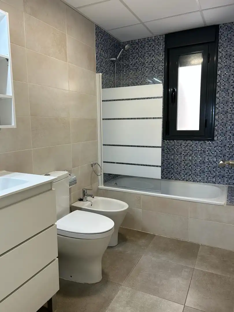 Flat for rent in Avenida de la Hiedra, Albolote Bathroom of Flat for rent in Albolote with Air Conditioner, Terrace and Swimming Pool
