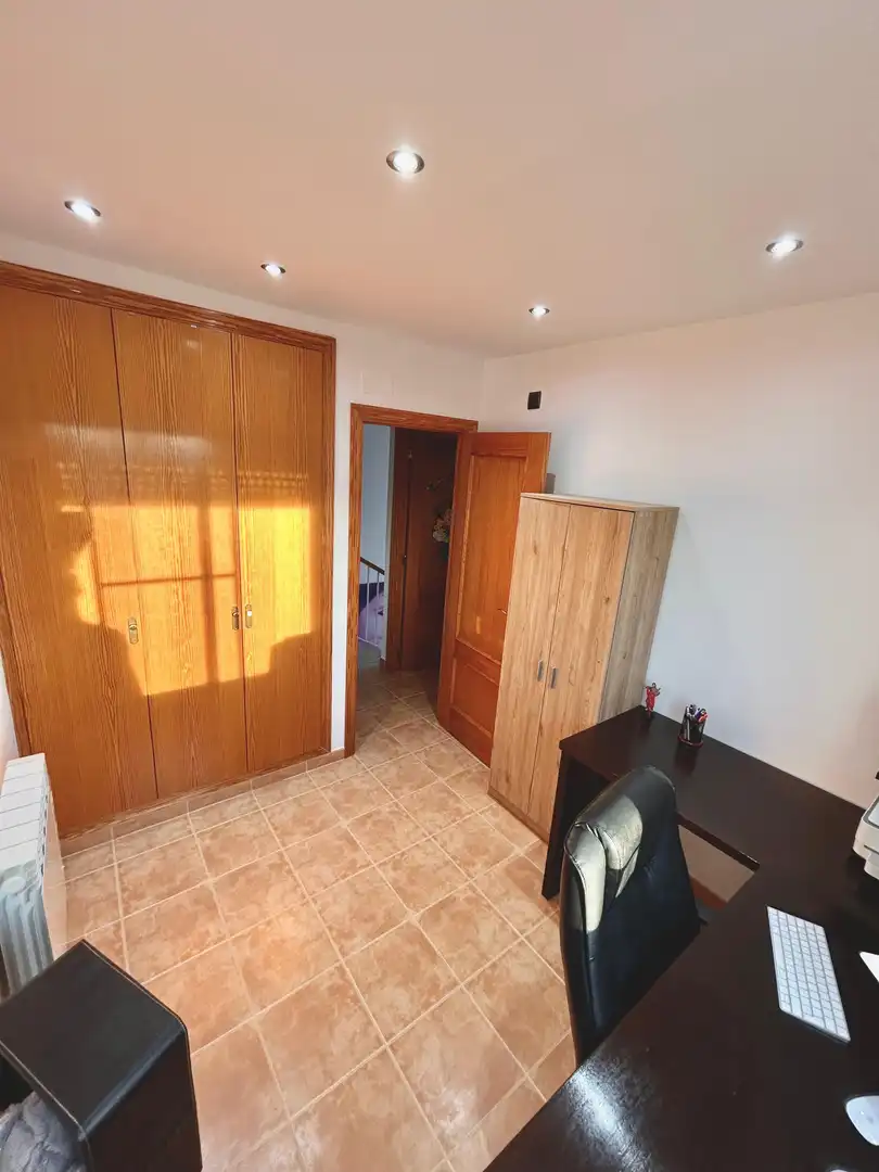 Casa adosada en venta en Vía Camino, 112, Corralet - Bonanza - Tres Rutas Habitación de Casa adosada en venta en Náquera con Aire acondicionado, Calefacción y Jardín privado