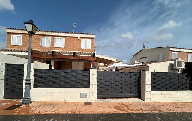 Casa adosada en Venta en Vía Camino, 112 en Corralet - Bonanza - Tres Rutas