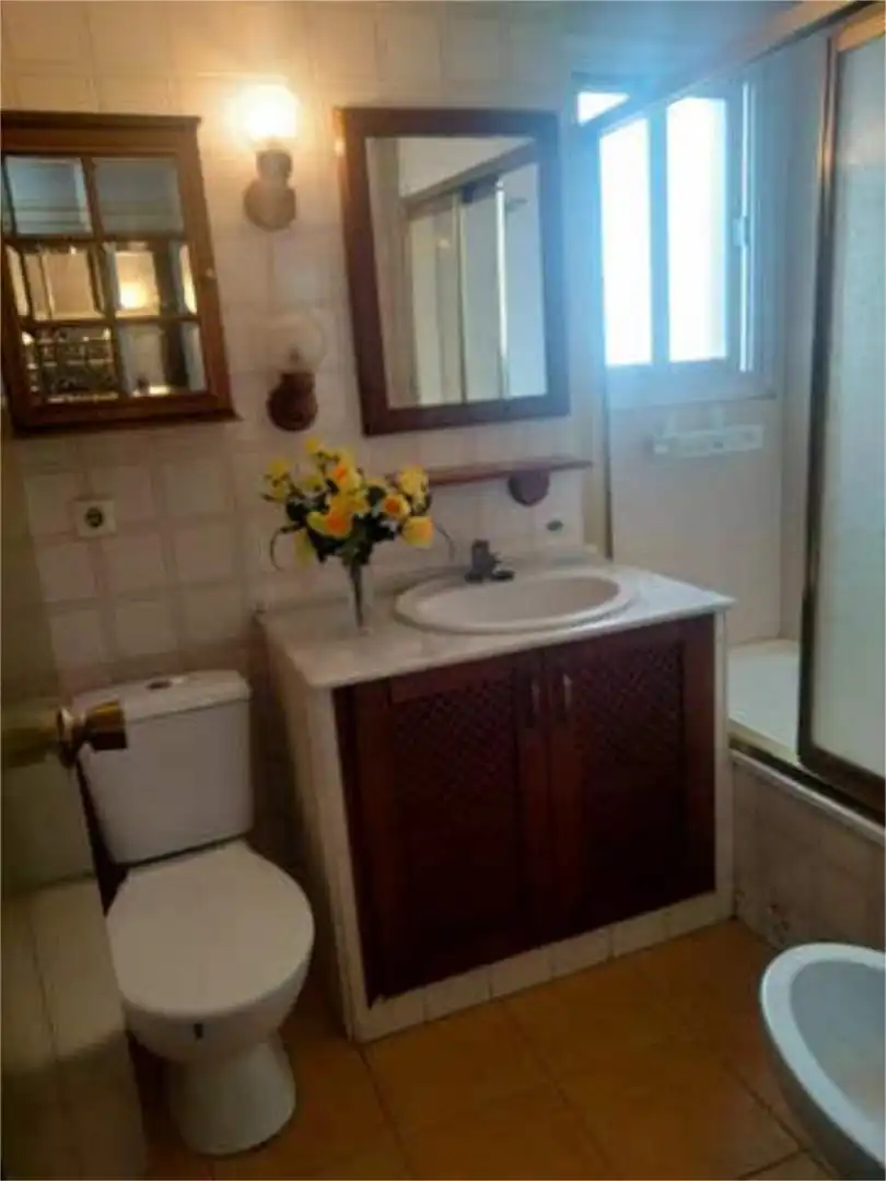 Baño de Piso de alquiler en La Línea de la Concepción con Jardín privado y Amueblado