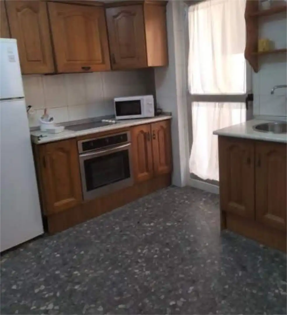 Cocina de Piso de alquiler en La Línea de la Concepción con Jardín privado y Amueblado