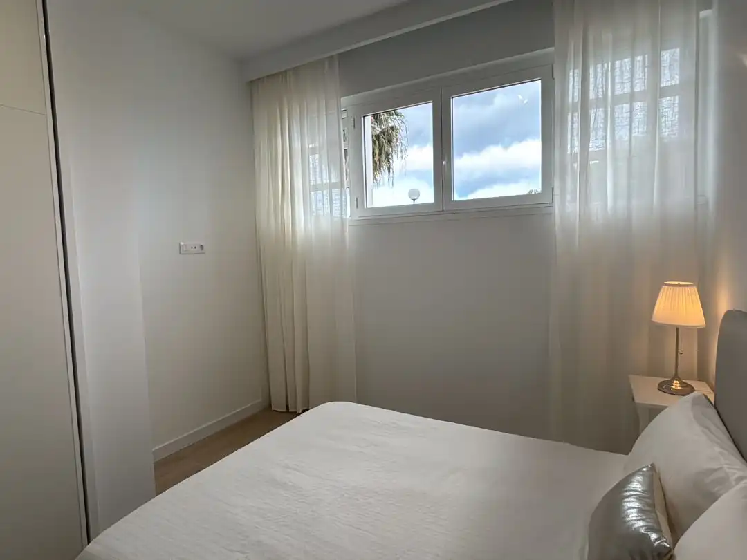 Pis de lloguer a Calle Rubens Marichal López, 70, Ifara - Las Mimosas Dormitori de Pis de lloguer en Santa Cruz de Tenerife amb Aire condicionat, Moblat i Aparcament comunitari