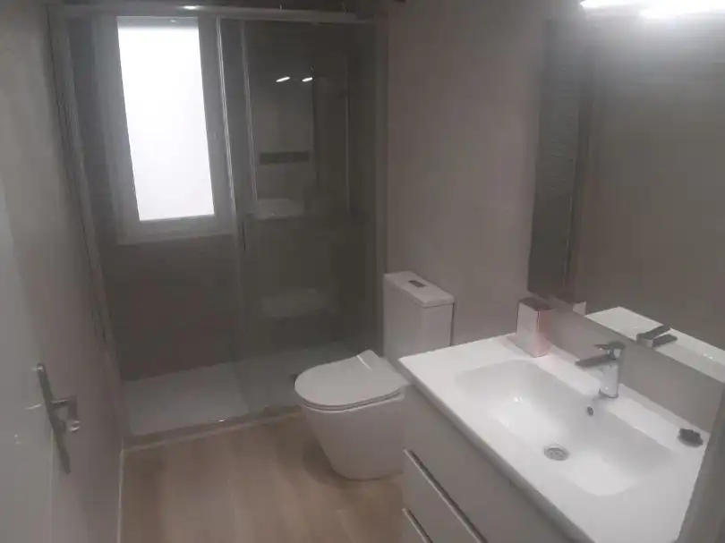 Flat for rent in Calle Lucas de Tuy, 17, Centro Ciudad Bathroom of Flat for rent in León Capital with Air Conditioner, Heating and Parquet flooring