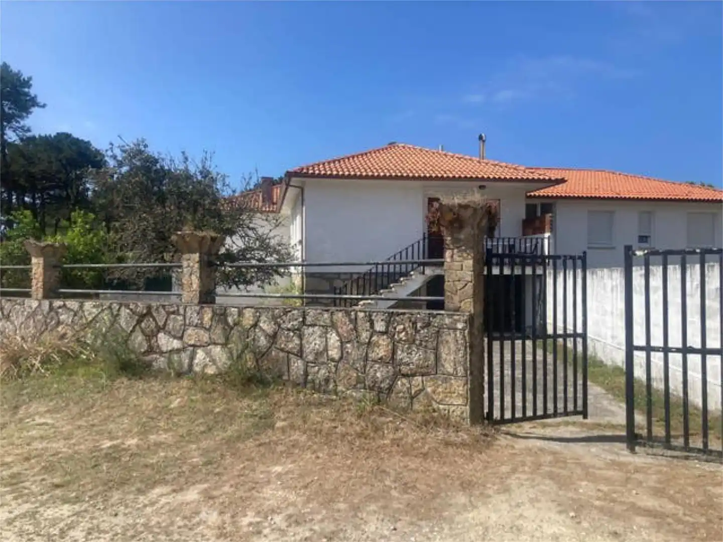 Vista exterior de Casa o xalet de lloguer en A Guarda   amb Terrassa i Piscina