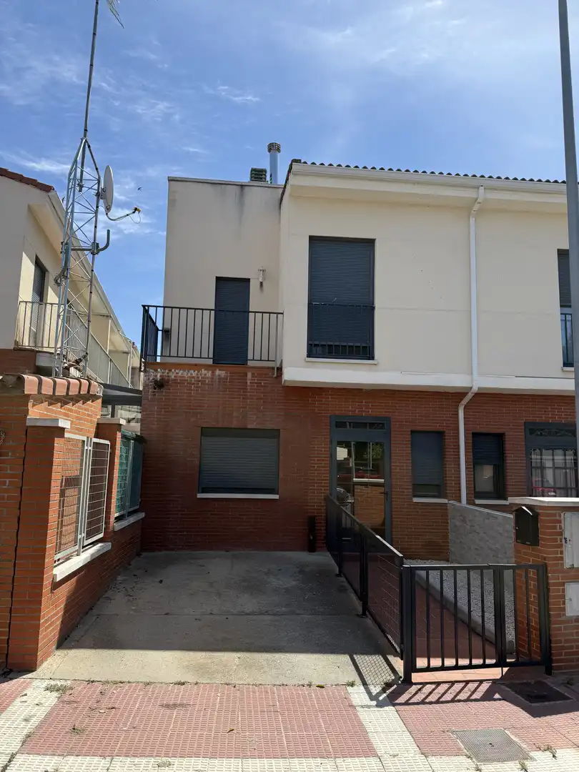 Casa o chalet en venta en Calle de Don Juan Bravo, 13, Cigales Vista exterior de Casa o chalet en venta en Cigales con Terraza, Piscina y Balcón