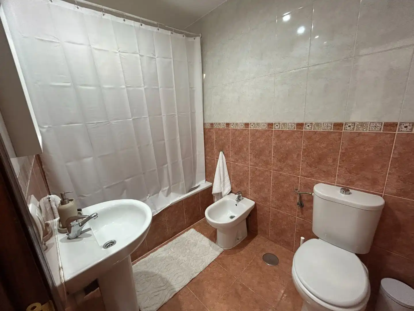 Flat for rent in Calle Puerto, 37, Ayuntamiento - Barrio Alto Bathroom of Flat for rent in Sanlúcar de Barrameda with Air Conditioner and Balcony