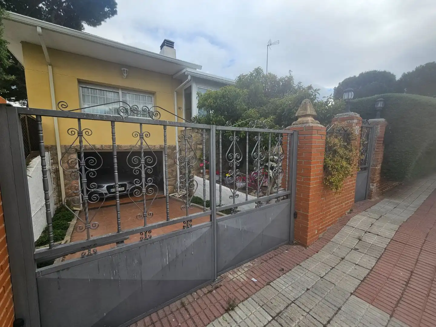 Vista exterior de Casa o xalet en venda en Móstoles amb Aire condicionat, Terrassa i Piscina