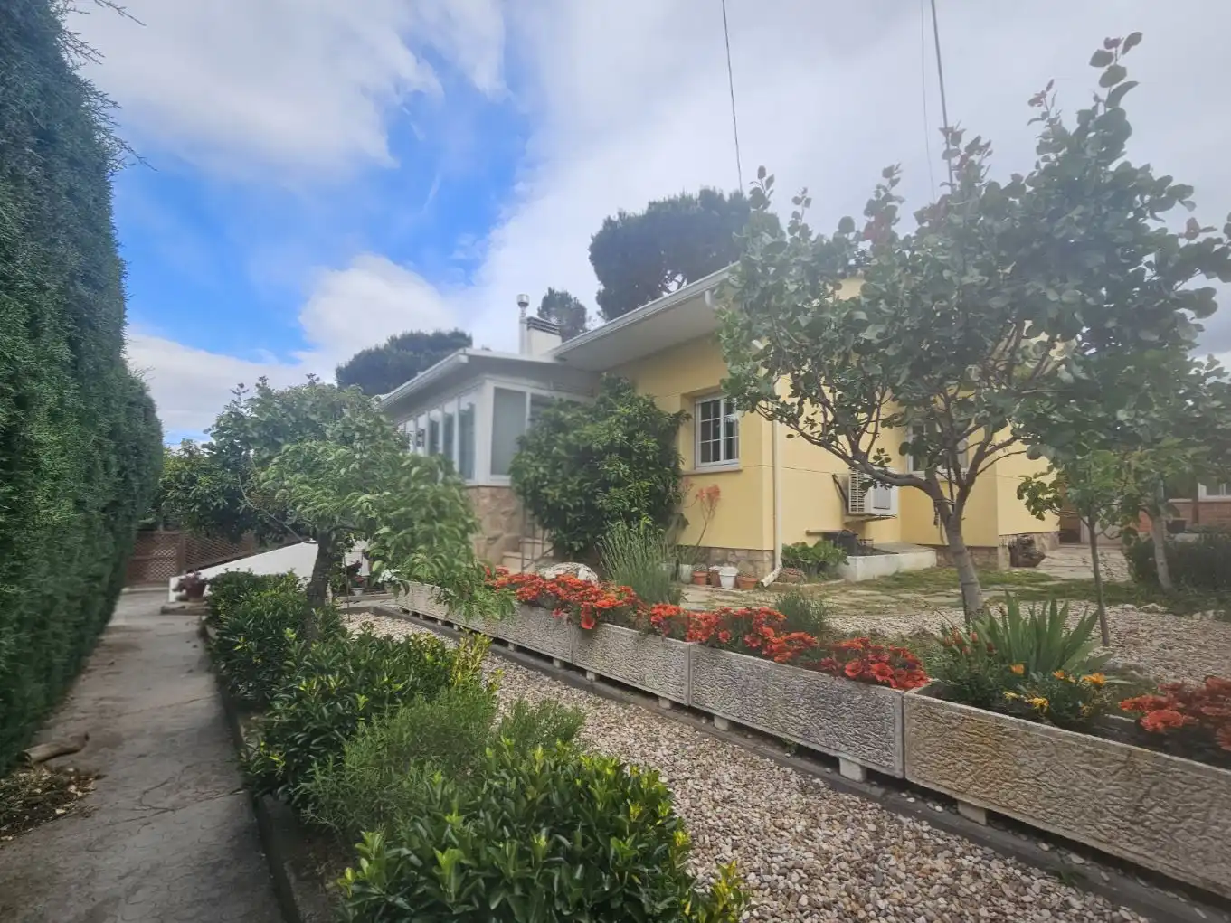 Vista exterior de Casa o xalet en venda en Móstoles amb Aire condicionat, Terrassa i Piscina