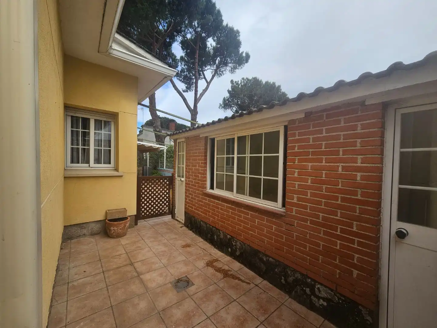 Vista exterior de Casa o xalet en venda en Móstoles amb Aire condicionat, Terrassa i Piscina