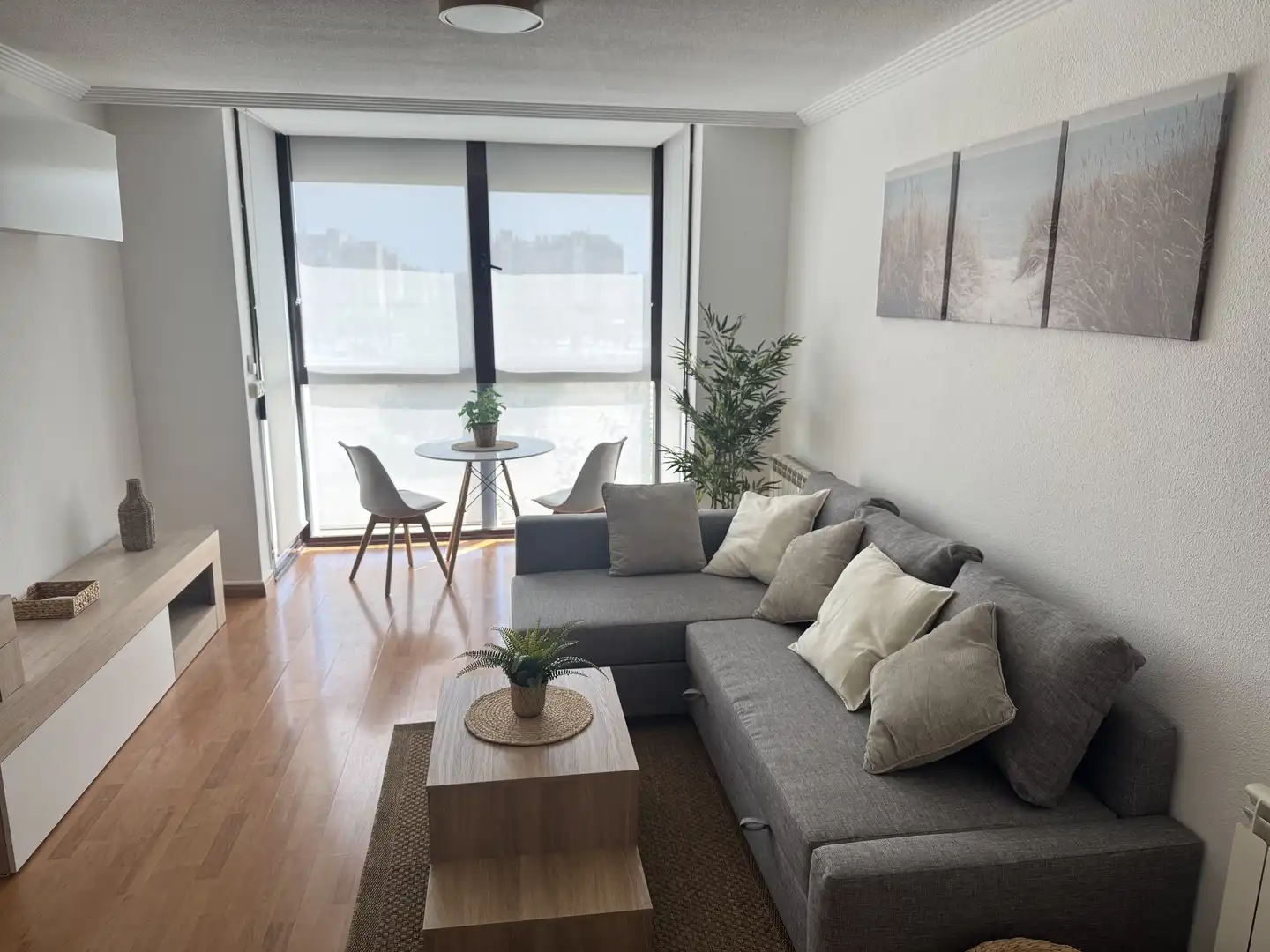 Piso de alquiler en Calle de la Princesa de Éboli, 96, Sanchinarro Sala de estar de Piso de alquiler en Madrid con Aire acondicionado, Calefacción y Jardín privado