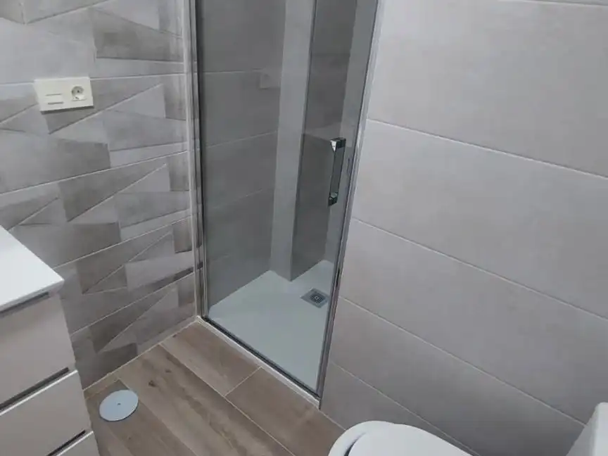 Room in Calle Mirlo, 9, Pajaritos Bathroom of Flat for share in Granada with Air Conditioner, Heating and Terrace