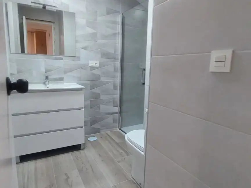 Room in Calle Mirlo, 9, Pajaritos Bathroom of Flat for share in Granada with Air Conditioner, Heating and Terrace