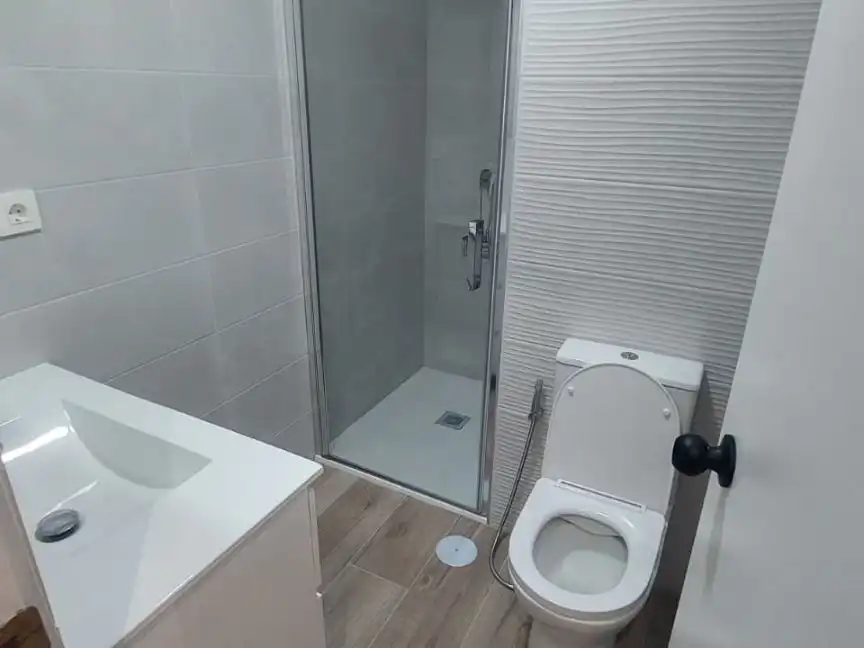 Room in Calle Mirlo, 9, Pajaritos Bathroom of Flat for share in Granada with Air Conditioner, Heating and Terrace