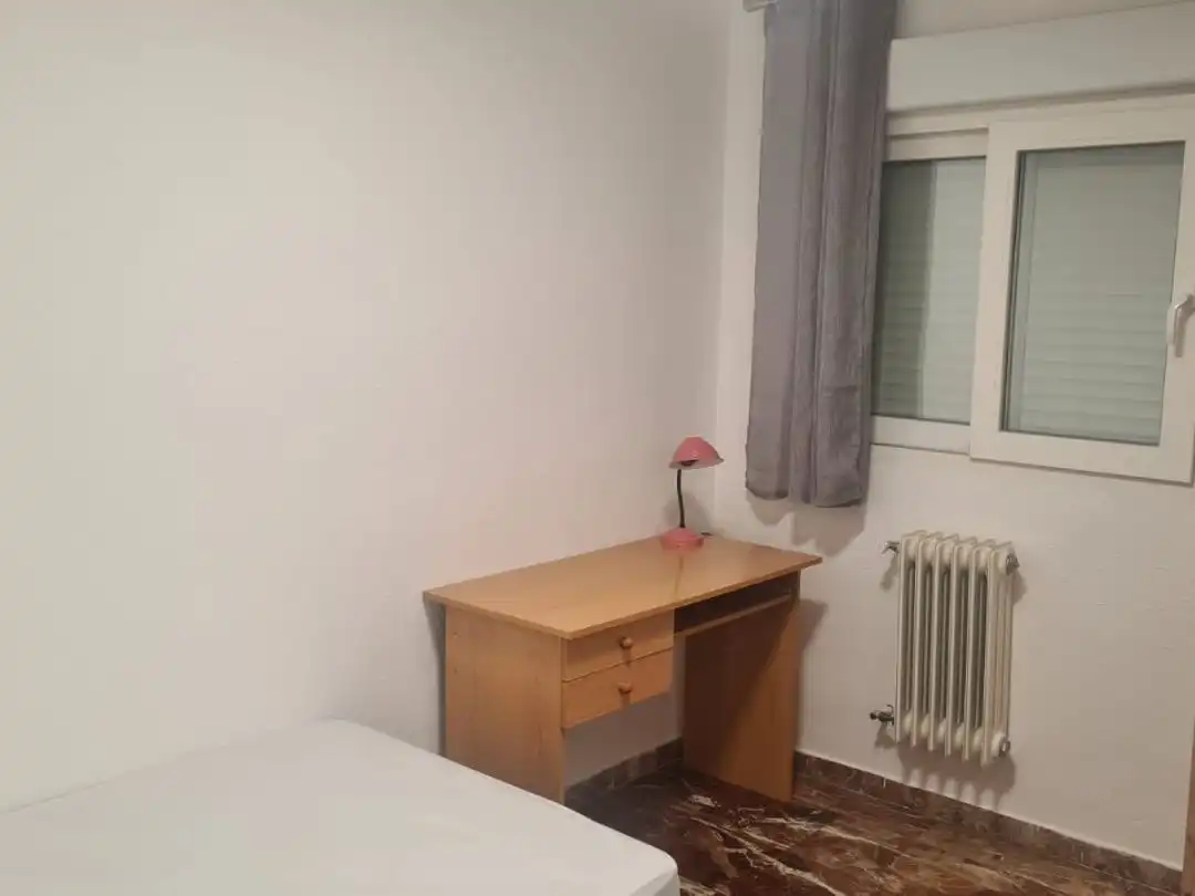 Room in Calle Mirlo, 9, Pajaritos Bedroom of Flat for share in Granada with Air Conditioner, Heating and Terrace
