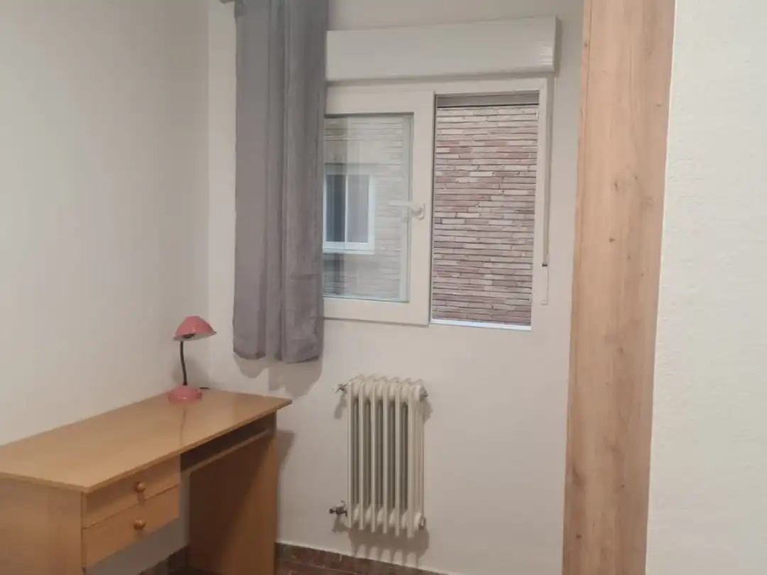 Room in Calle Mirlo, 9, Pajaritos Bedroom of Flat for share in Granada with Air Conditioner, Heating and Terrace