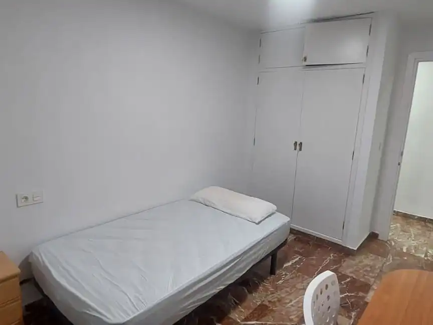 Habitación de Piso para compartir en Granada con Calefacción, Terraza y Amueblado