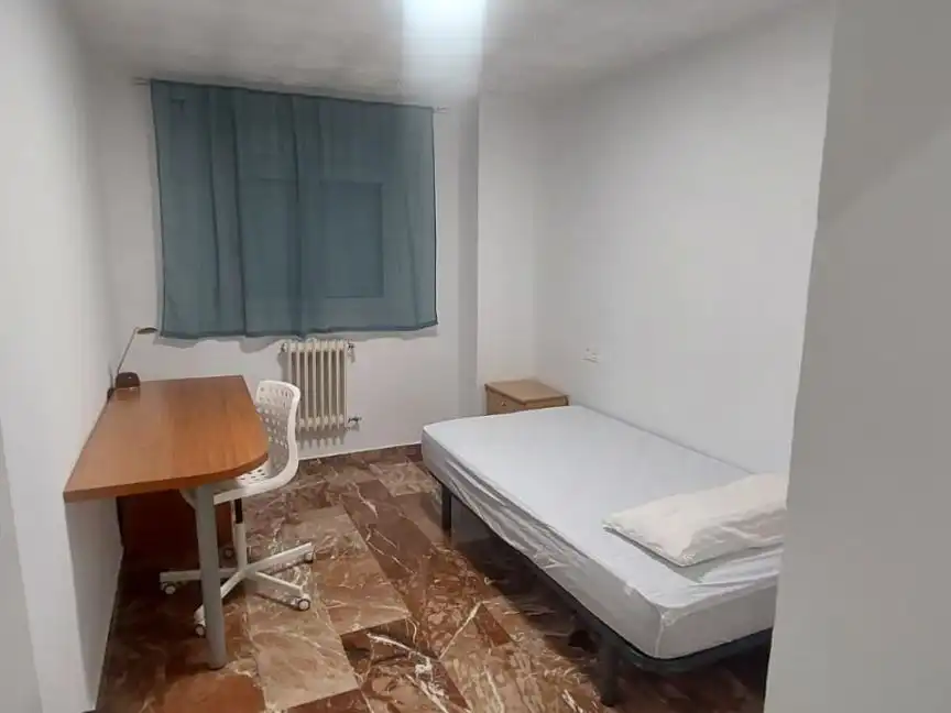 Habitación de Piso para compartir en Granada con Calefacción, Terraza y Amueblado