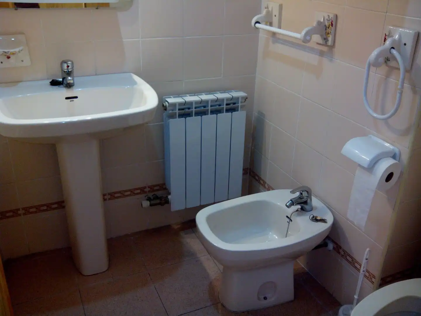 Flat for rent in Calle Yeste, 15, Parque Sur Bathroom of Flat for rent in Albacete with Heating, Parquet flooring and Terrace