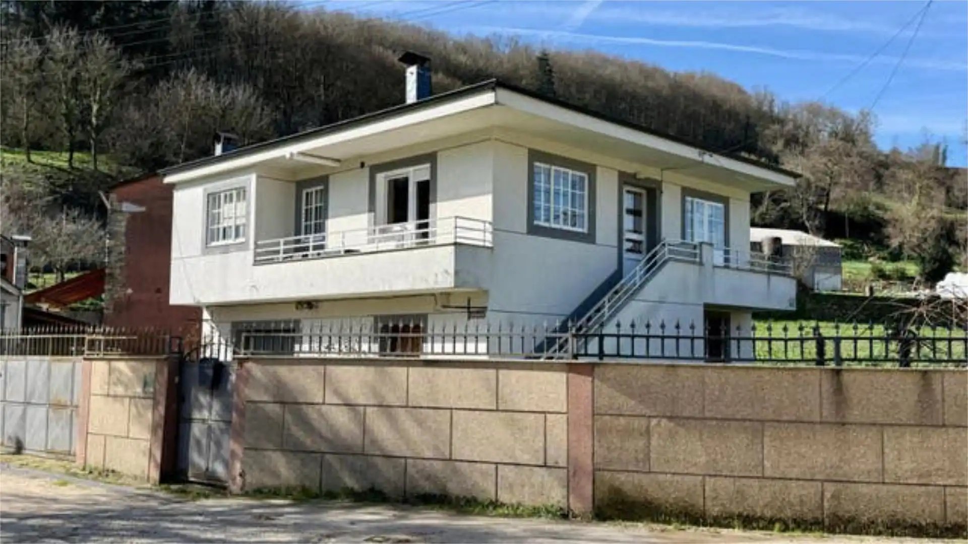 Außenansicht von Einfamilien-Reihenhaus zum Verkauf in Becerreá mit Privatgarten, Abstellraum und Möbliert