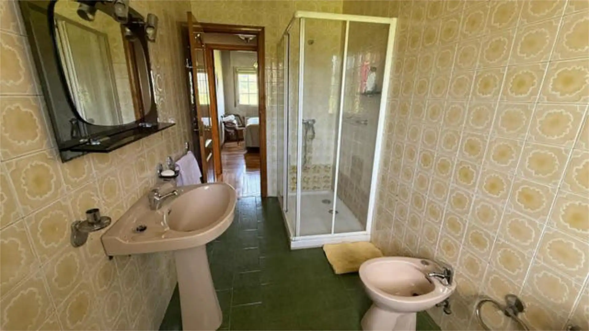 Badezimmer von Einfamilien-Reihenhaus zum Verkauf in Becerreá mit Privatgarten, Abstellraum und Möbliert