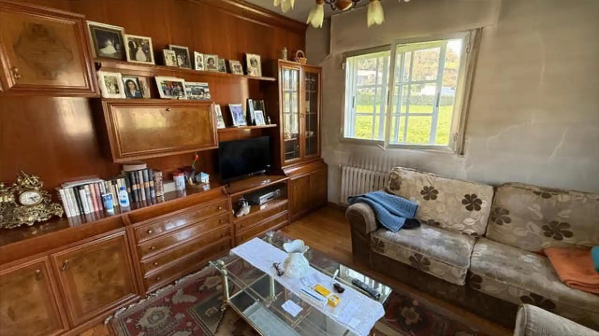Wohnzimmer von Einfamilien-Reihenhaus zum Verkauf in Becerreá mit Privatgarten, Abstellraum und Möbliert