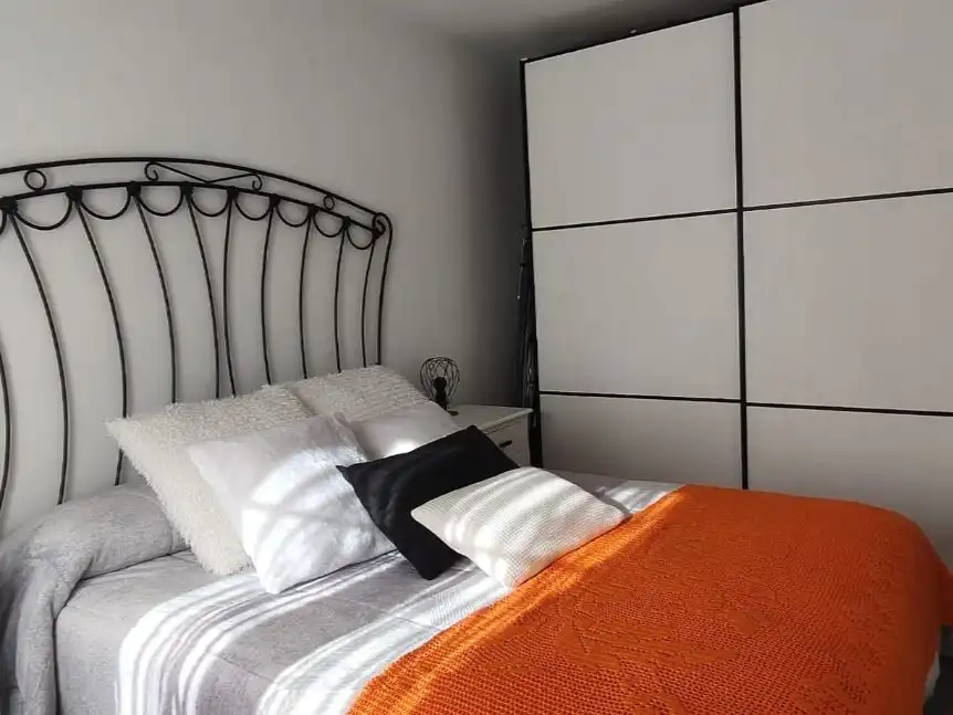 Flat for sale in Avenida de Rabanales, 14, Viñuela - Rescatado Bedroom of Flat for sale in Córdoba Capital with Air Conditioner and Balcony