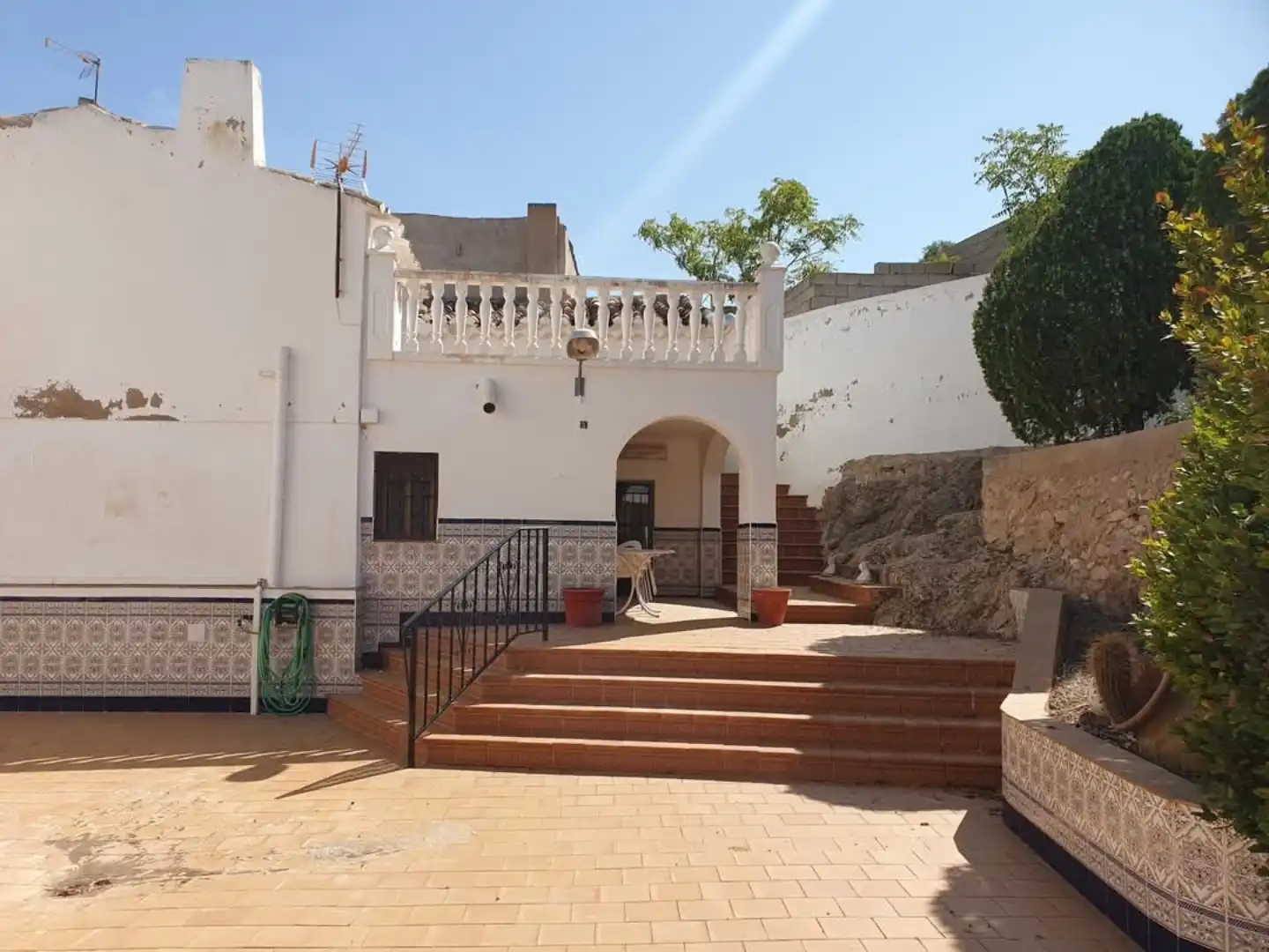 Vista exterior de Casa adosada en venda en Tobarra amb Aire condicionat, Moblat i Rentadora