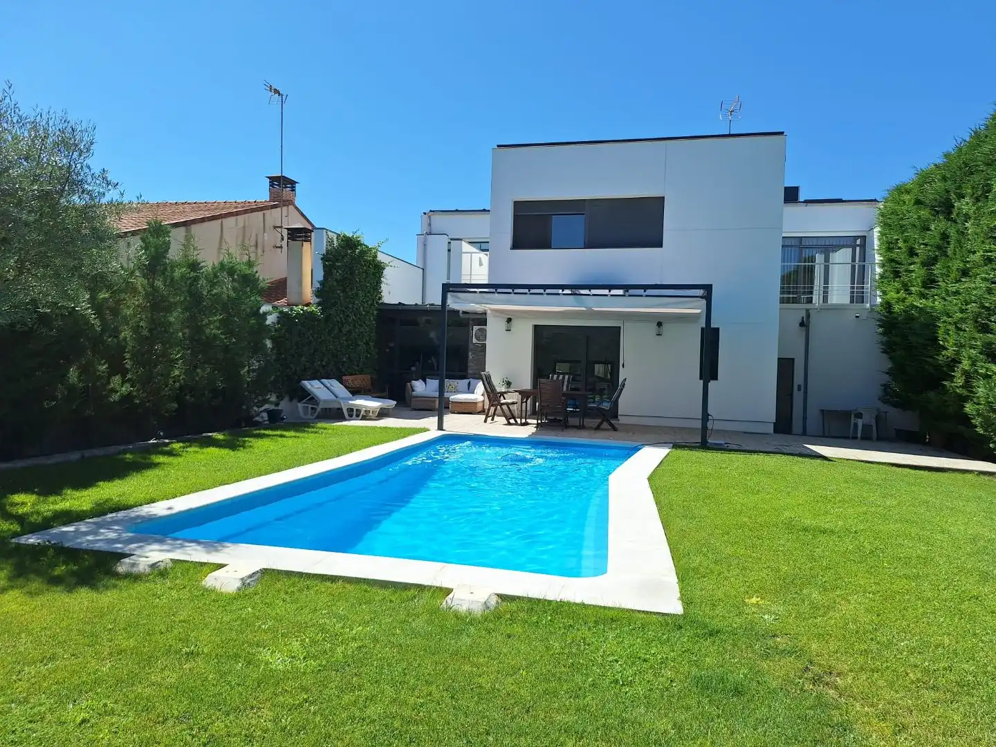 Houses for sale in Calle Cardiel, 1, Aldeamayor de San Martín Swimming pool of Houses for sale in Aldeamayor de San Martín with Air Conditioner, Terrace and Swimming Pool