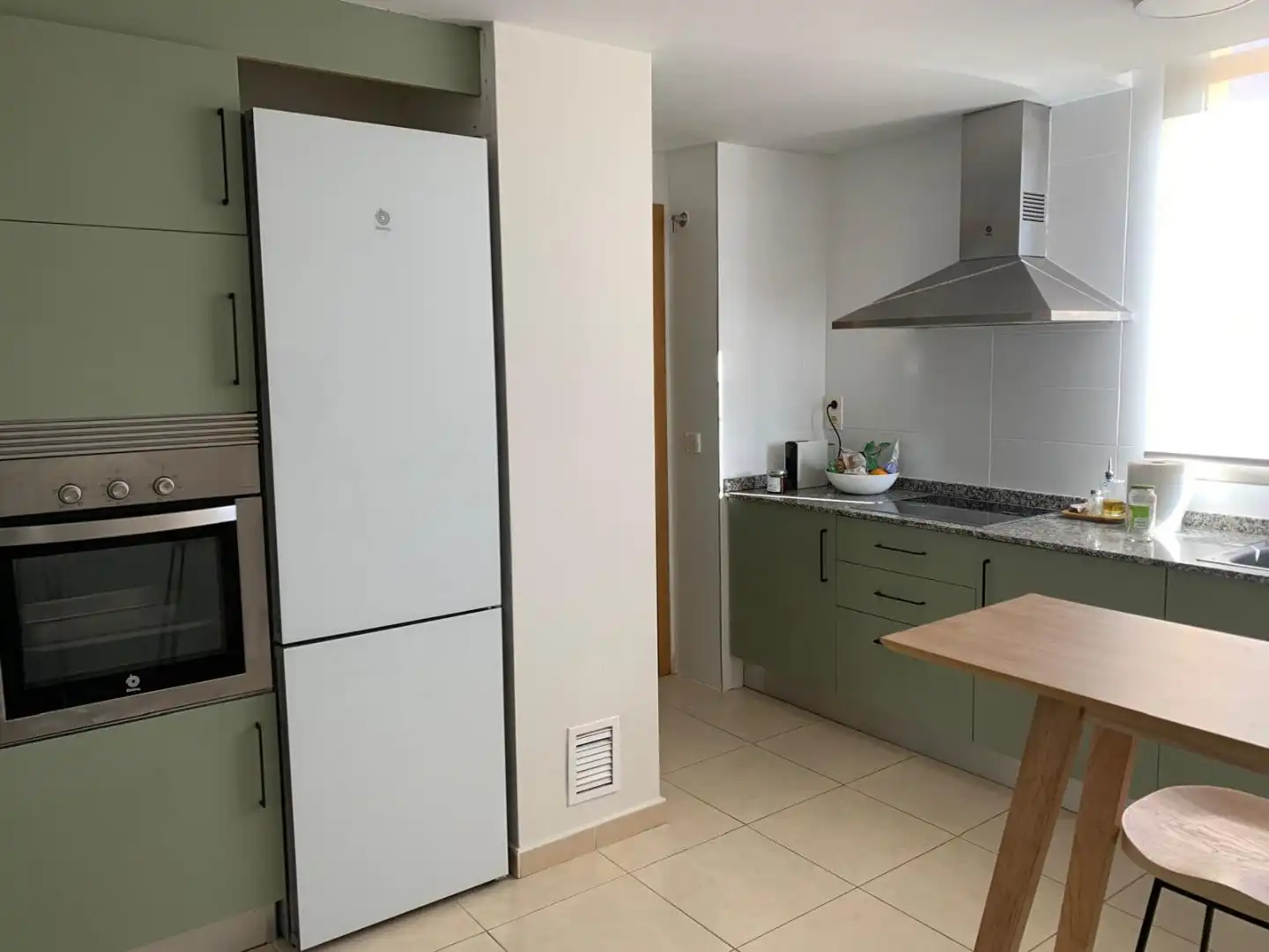 Einfamilien-Reihenhaus zum Verkauf in Calle Hiedra, 15, Núcleo Urbano Küche von Einfamilien-Reihenhaus zum Verkauf in La Pobla de Vallbona mit Klimaanlage, Terrasse und Balkon