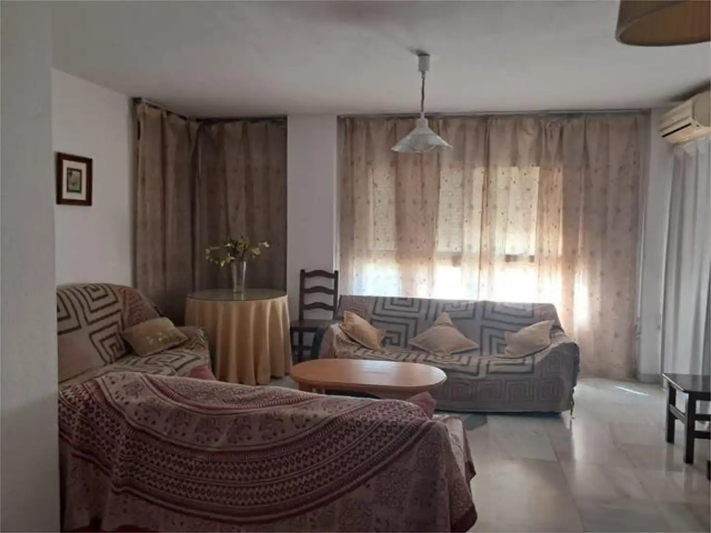 Piso de alquiler en La Barriguilla Sala de estar de Piso de alquiler en Málaga con Jardín privado, Terraza y Amueblado