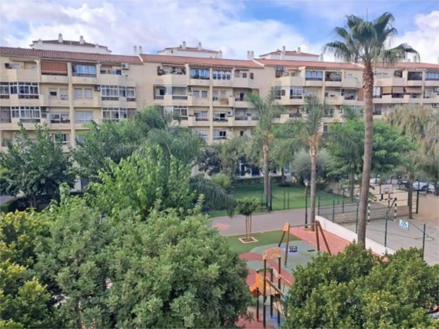 Piso de alquiler en La Barriguilla Vista exterior de Piso de alquiler en Málaga con Jardín privado, Terraza y Amueblado