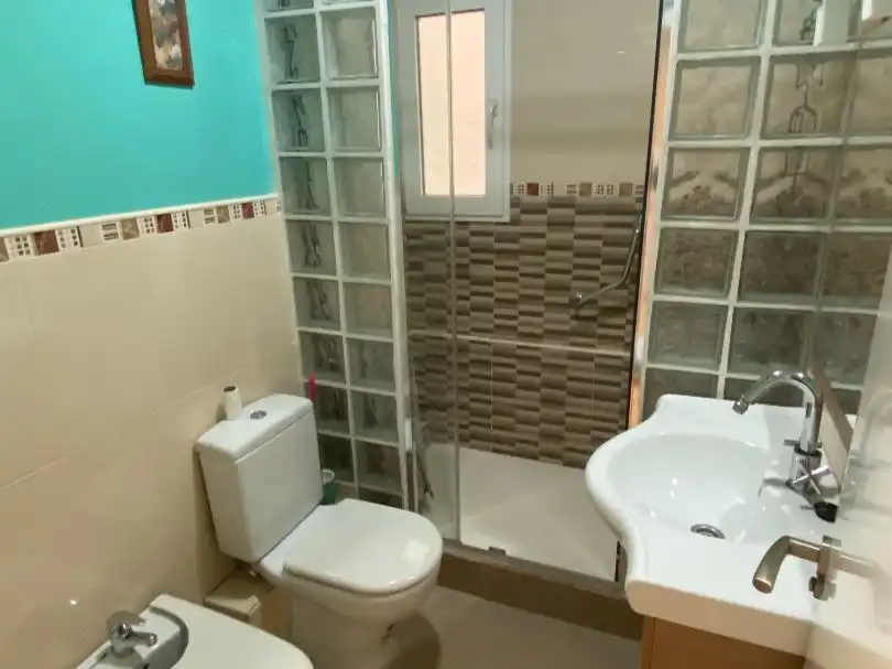 Flat for rent in Carrer del Literat Azorín, 18, Russafa Bathroom of Flat for rent in Valencia with Air Conditioner, Heating and Furnished