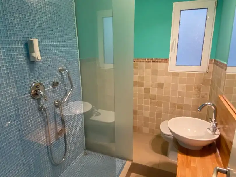 Flat for rent in Carrer del Literat Azorín, 18, Russafa Bathroom of Flat for rent in Valencia with Air Conditioner, Heating and Furnished