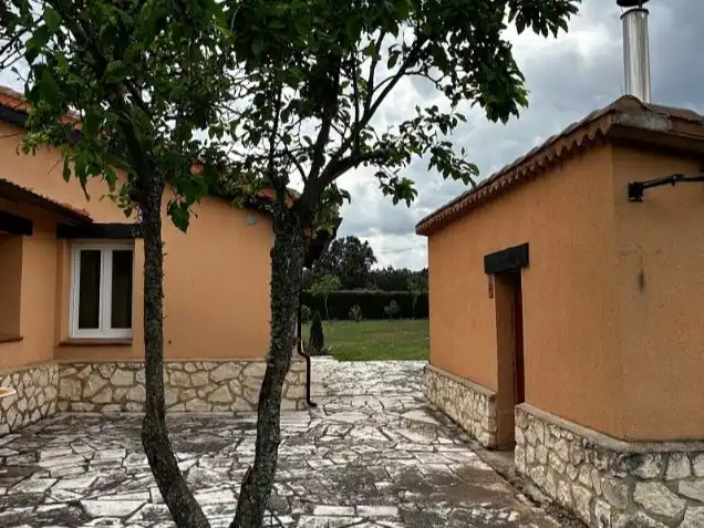Vista exterior de Casa o xalet de lloguer en Fresno de Cantespino amb Calefacció, Jardí privat i Parquet