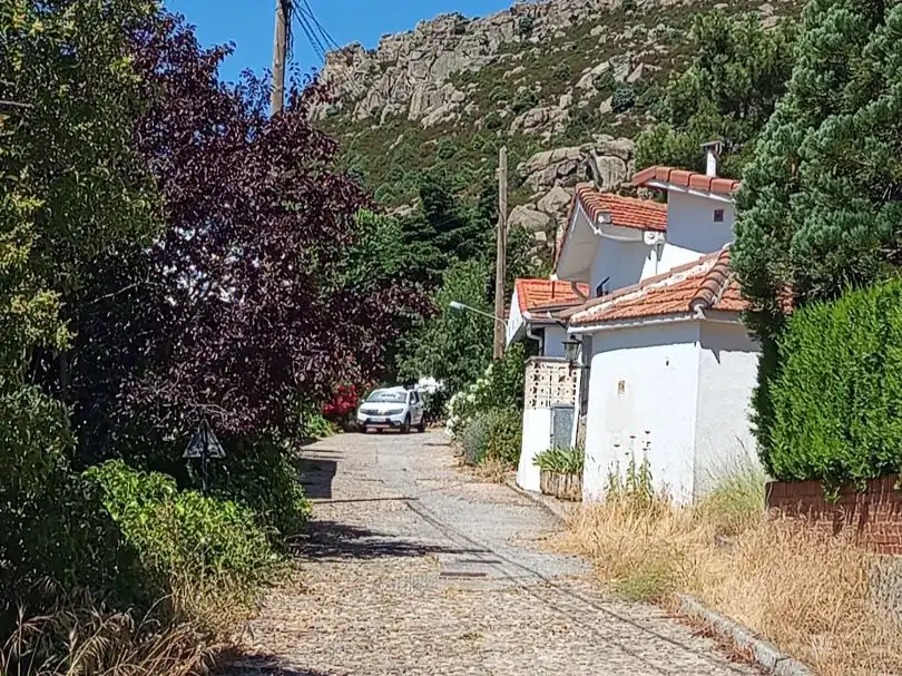 Außenansicht von Einfamilien-Reihenhaus zum Verkauf in Becerril de la Sierra mit Heizung und Terrasse