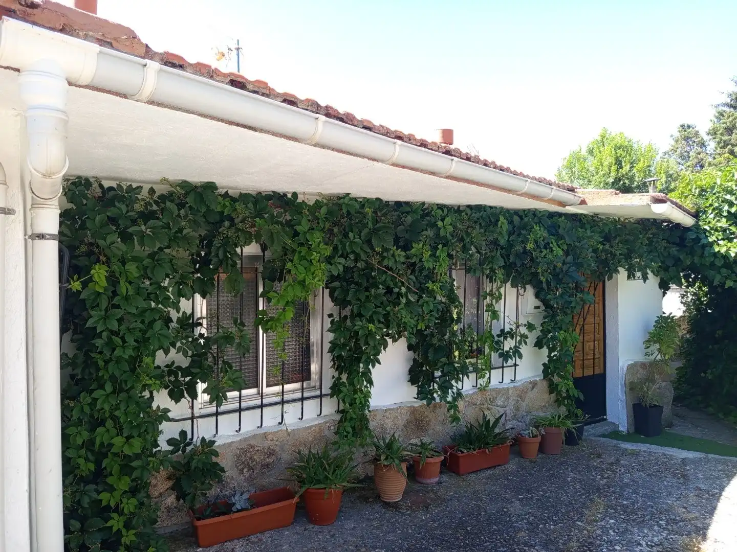 Außenansicht von Einfamilien-Reihenhaus zum Verkauf in Becerril de la Sierra mit Heizung und Terrasse