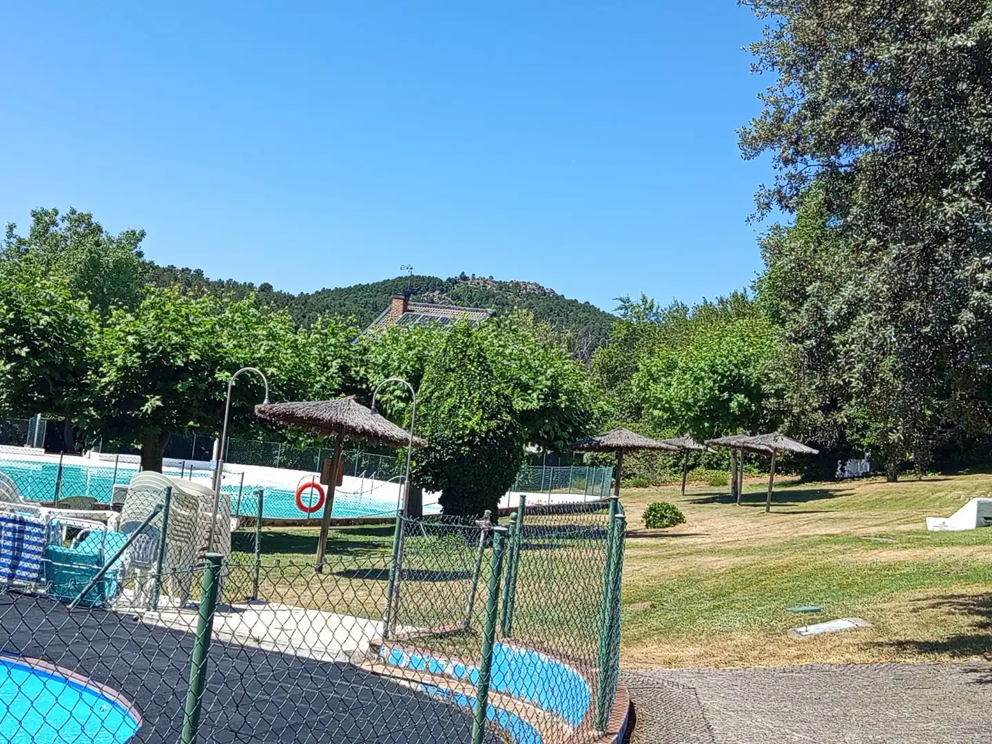 Schwimmbecken von Einfamilien-Reihenhaus zum Verkauf in Becerril de la Sierra mit Heizung und Terrasse