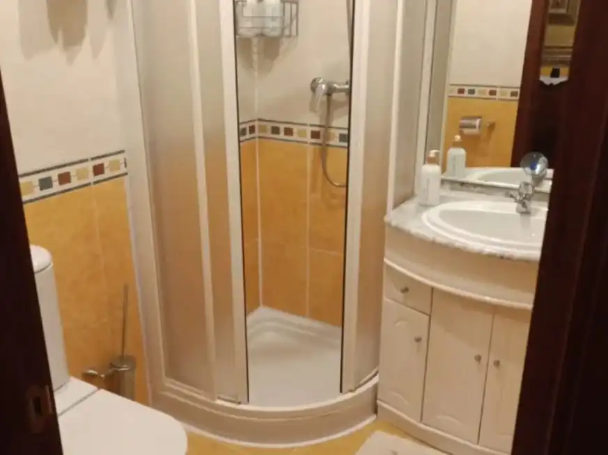 Wohnung zur Miete in Rúa Benito Galcerán, 20, Viveiro Badezimmer von Wohnung zur Miete in Viveiro mit Heizung, Parkett und Möbliert