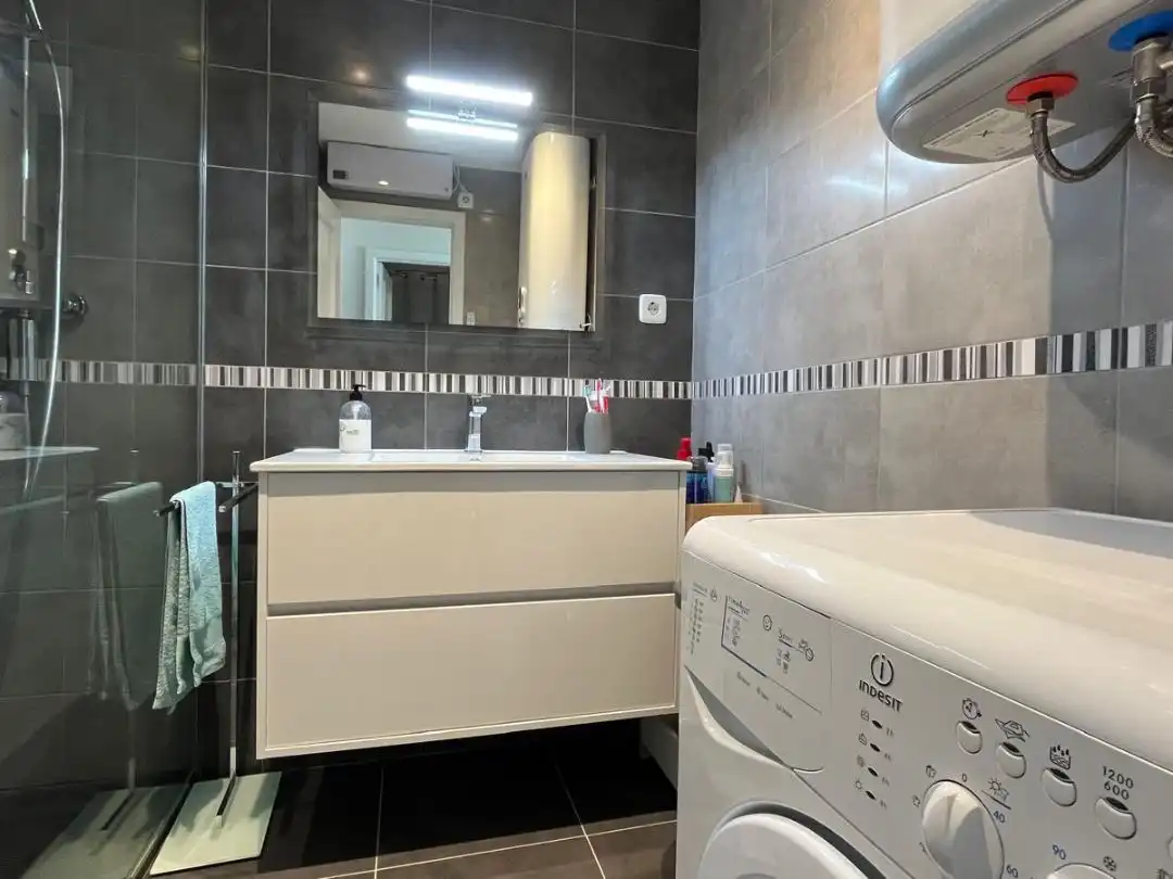 Pis en venda a Avinguda Riells, 170, Port - La Cota - Puig Sec Bany de Pis en venda en L'Escala amb Aire condicionat, Terrassa i Piscina