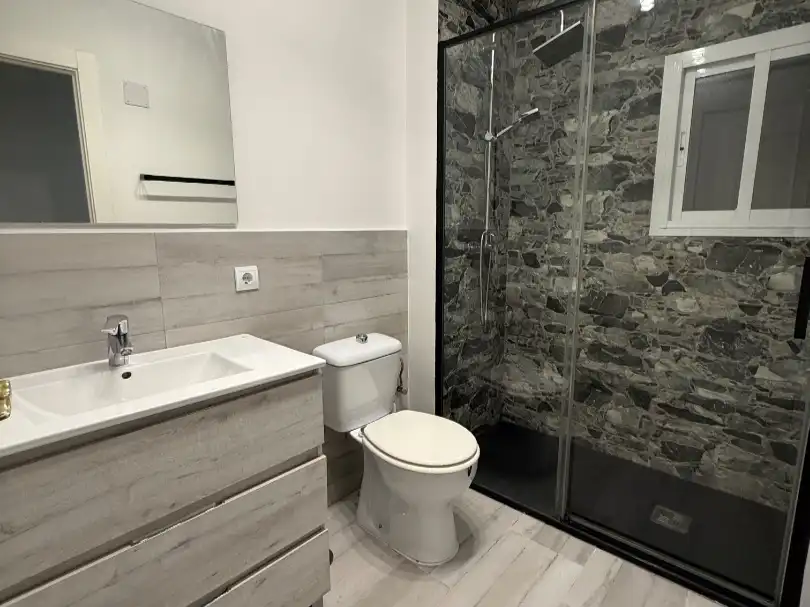Wohnung zur Miete in Los Rosales Badezimmer von Wohnung zur Miete in Madrid mit Klimaanlage, Terrasse und Möbliert