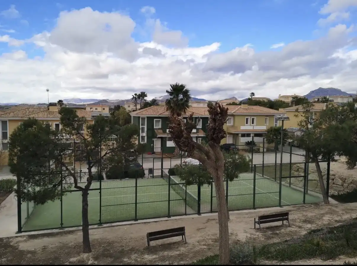 Casa adosada en venda a Carrer del Ressol, 4, Bonalba - Cotoveta Vista exterior de Casa adosada en venda en Mutxamel amb Aire condicionat, Terrassa i Piscina