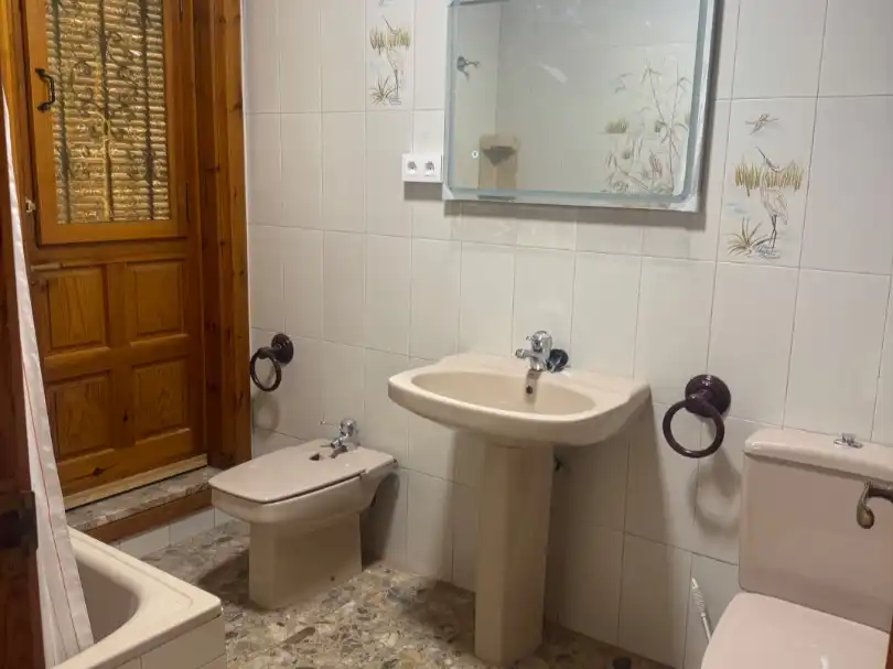 Flat for rent in Carrer de Sant Hilari, 1, Joc de la Bola - Camps d'Esports Bathroom of Flat for rent in Lleida with Air Conditioner, Heating and Private garden