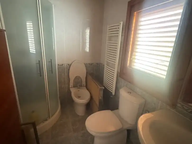 Flat for rent in Carrer de Sant Hilari, 1, Joc de la Bola - Camps d'Esports Bathroom of Flat for rent in Lleida with Air Conditioner, Heating and Private garden